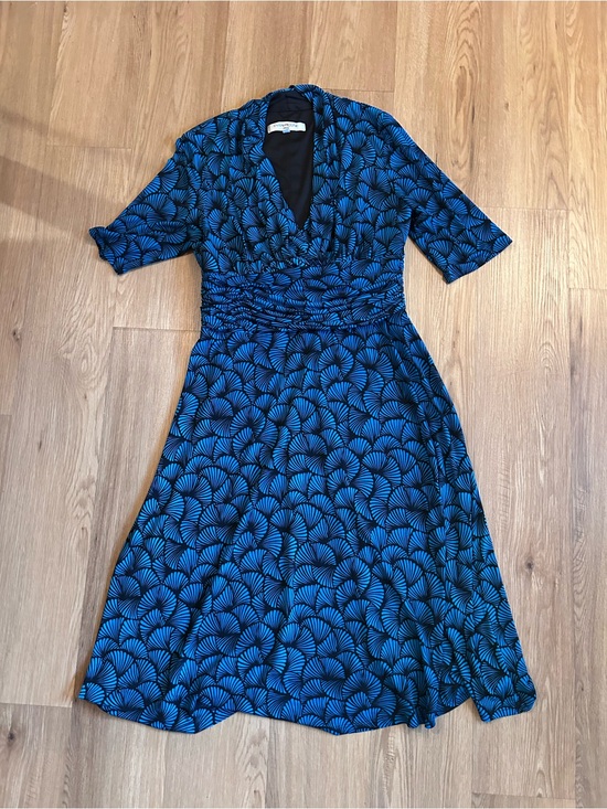 Evan Picone Dresses & Skirts - Evan Picone Blue Fan-Print V-Neck Midi Dress